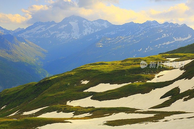 Hohe Tauern雪顶奥地利山脉-泰洛阿尔卑斯戏剧性的云景天空和景观和大格洛克纳山脉